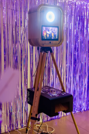 Location de Photobooth en Savoie, Haute-Savoie, Ain et Isère - conçu localement en Savoie dans un design élégant en chêne massif.