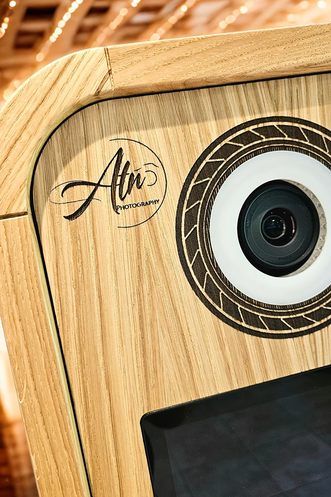 Location de Photobooth en Savoie, Haute-Savoie, Ain et Isère - conçu localement en Savoie dans un design élégant en chêne massif.